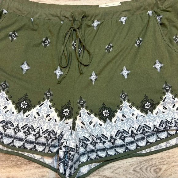 Women’s MUDD Flowy Peached Soft Short in Olive Border Size 2X NWT - Picture 2 of 5